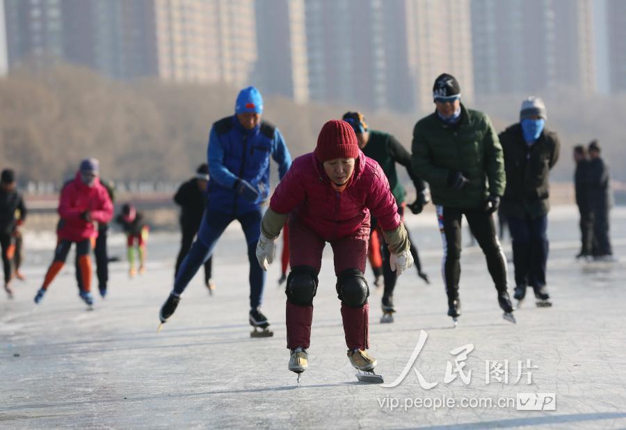 沈阳市民天然滑冰场健身热