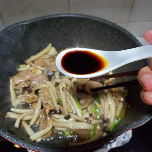 鸭胸肉炒蟹味菇,肉质滑嫩,菌菇爽口