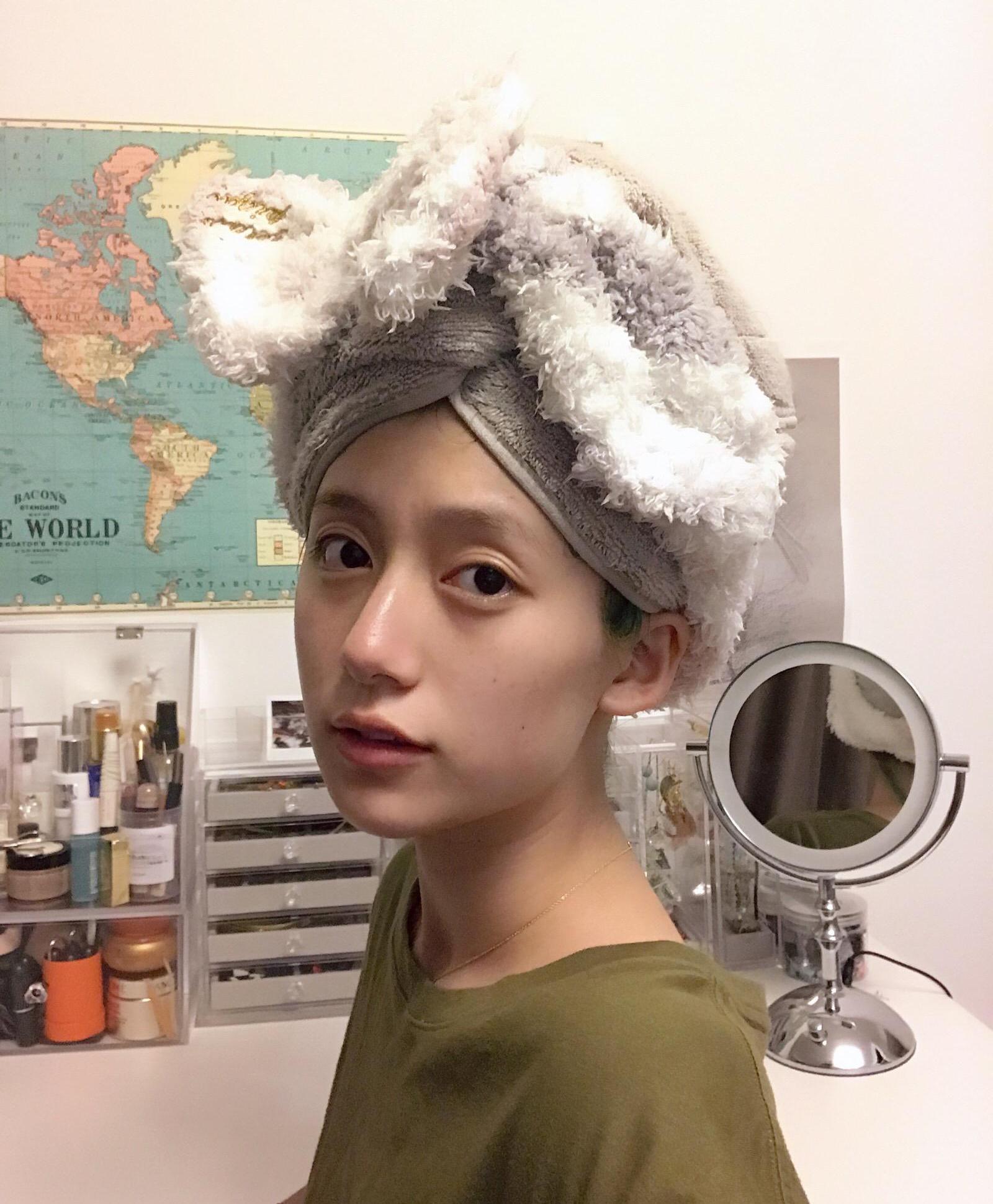 有一种"整容"叫黑尾酱卸妆,素颜的她清纯可爱,网友:女神