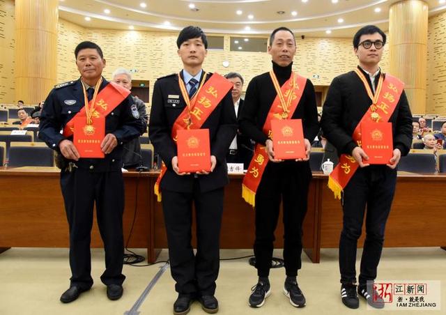 图为荣膺个人二等功的见义勇为先进人物,左起为陈顺富,方成驹,王如林