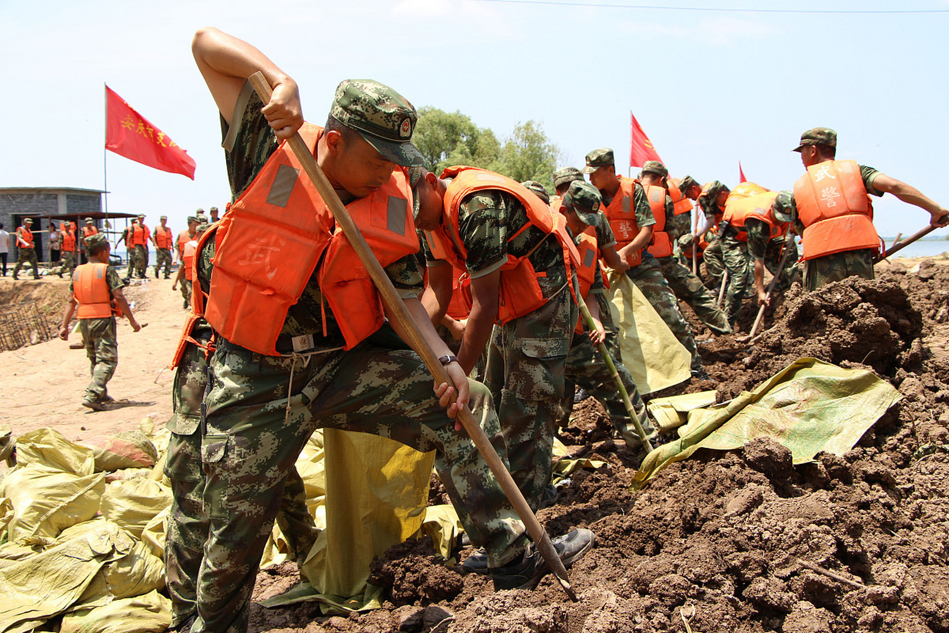 洪水来袭,人民子弟兵奔向抗洪一线 吉林舒兰金马镇,500多名官兵对橡胶