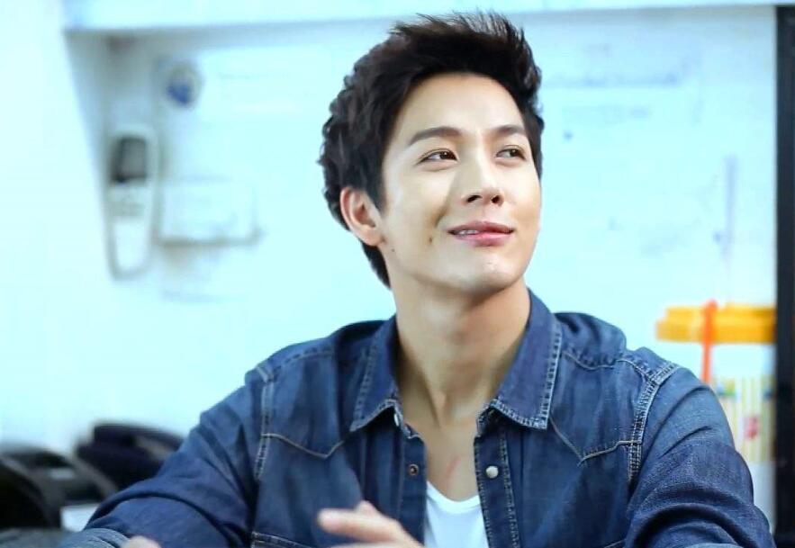 四,拥有中国血统的push   push,笑起来有明显的梨涡,人称梨涡男神,他