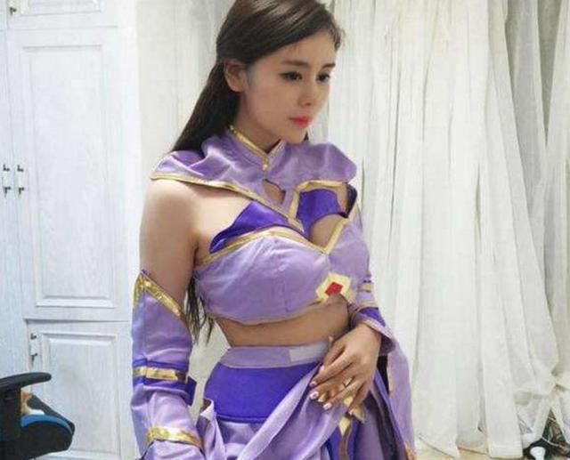 网红女主播呆妹cos露娜,巨乳身材挡不住啊,衣服都要撑爆!