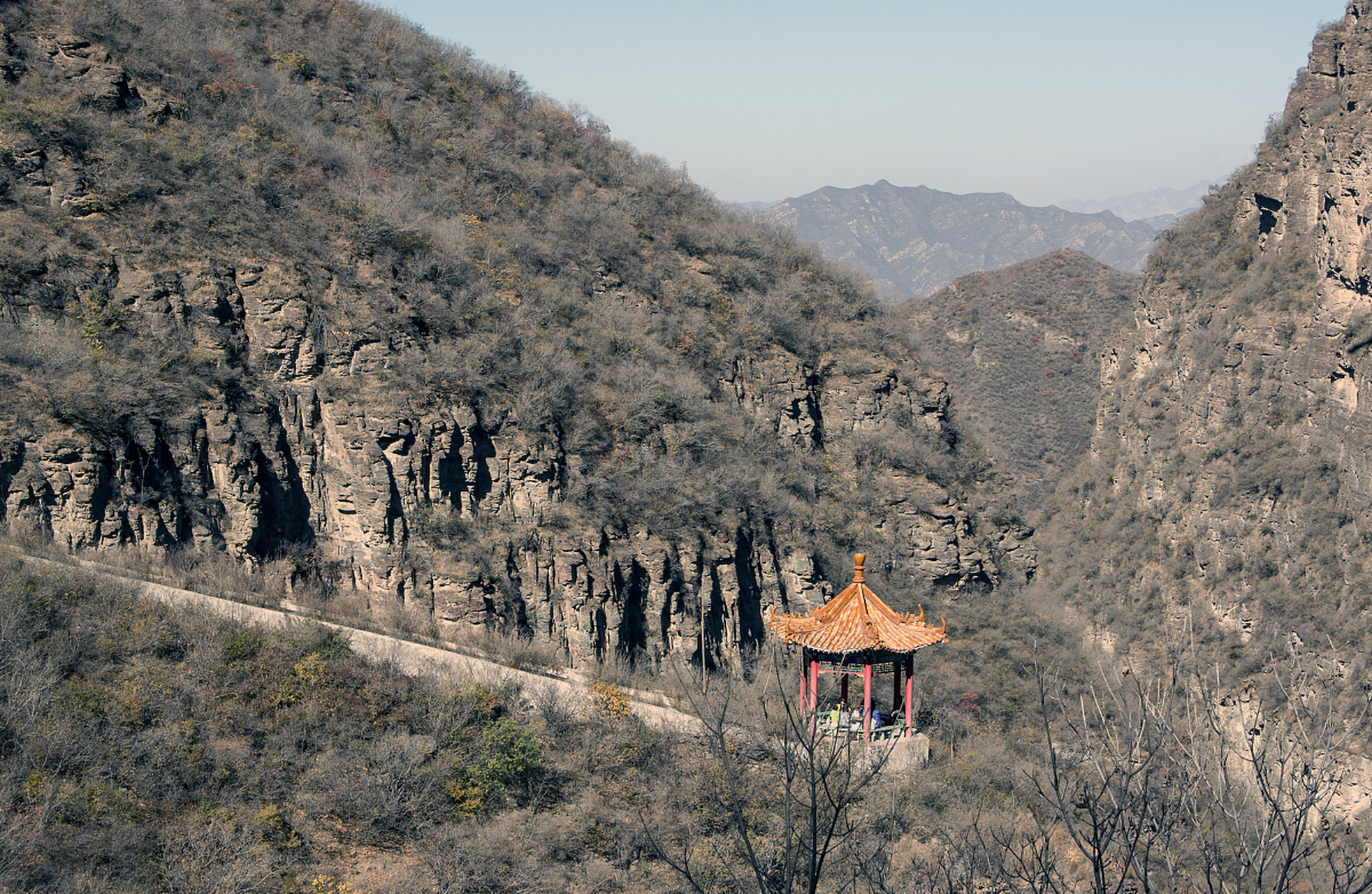 滕州位于山东省,拥有众多旅游景点,包括莲青山,墨子纪念馆,滕州博物馆