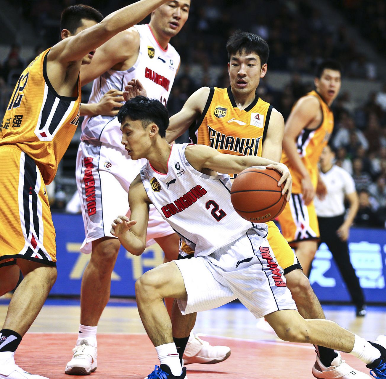 在新赛季的五场比赛中,我发现广东宏远篮球队似乎存在一个问题:他们的