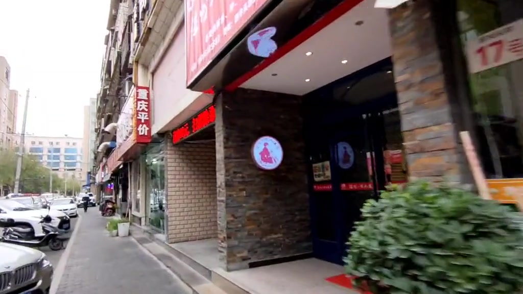 在西木头市建辉湖南土菜馆点一份开胃鱼头,再到西隔壁的杨记面馆点一份热汽腾腾的白皮面——集成