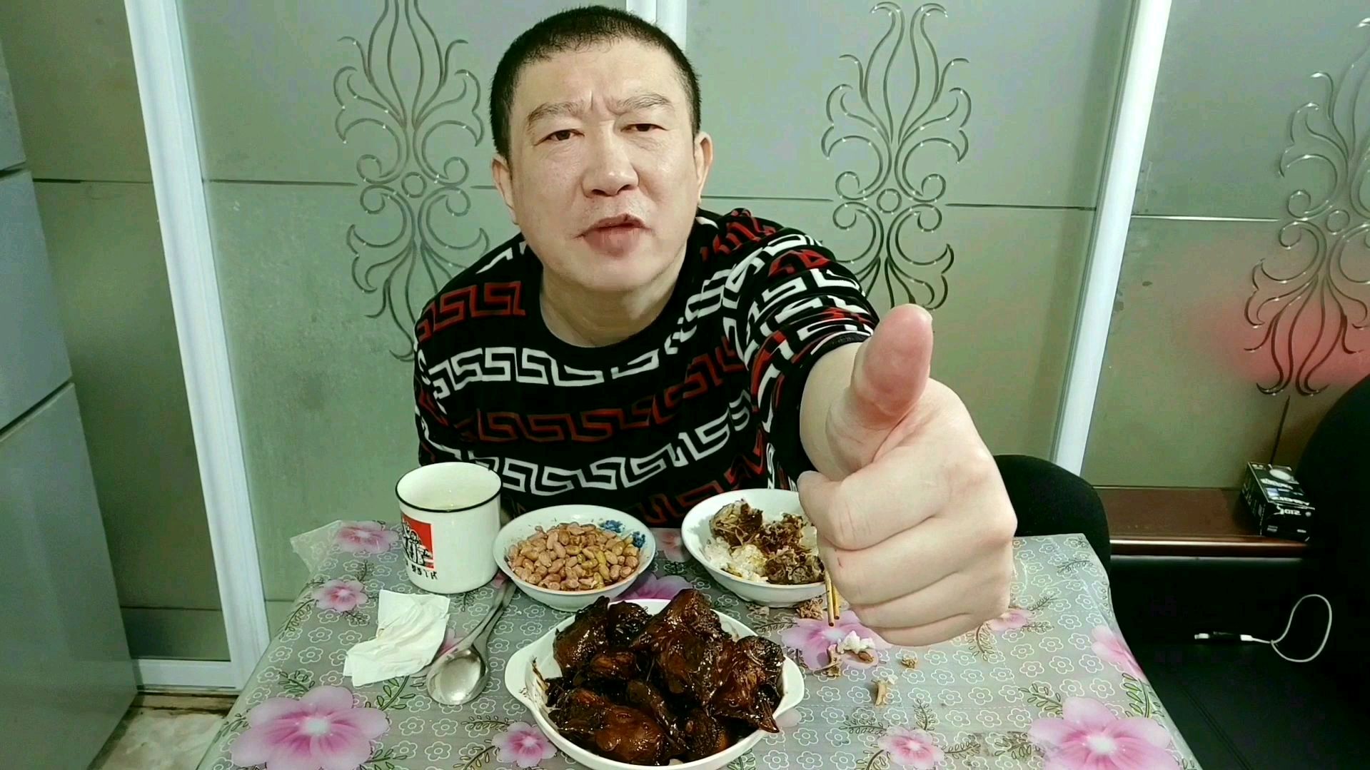 老妈做红烧鸡头,喷香扑鼻,解馋实惠,我来二两酒,真美