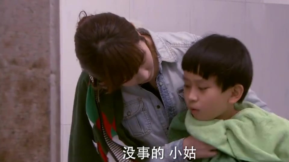 灰姑娘和侄子无家可归,竟然带着侄子用冷水洗澡,真可怜