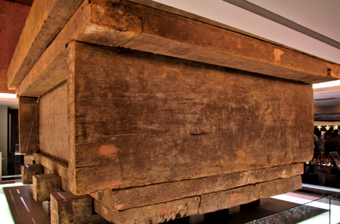 辛追墓的木棺全由粗大的杉木制成,所用木板70块均为整块木料,其中最大