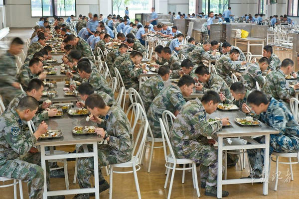 看完军人这么好的伙食,我都想去当兵了