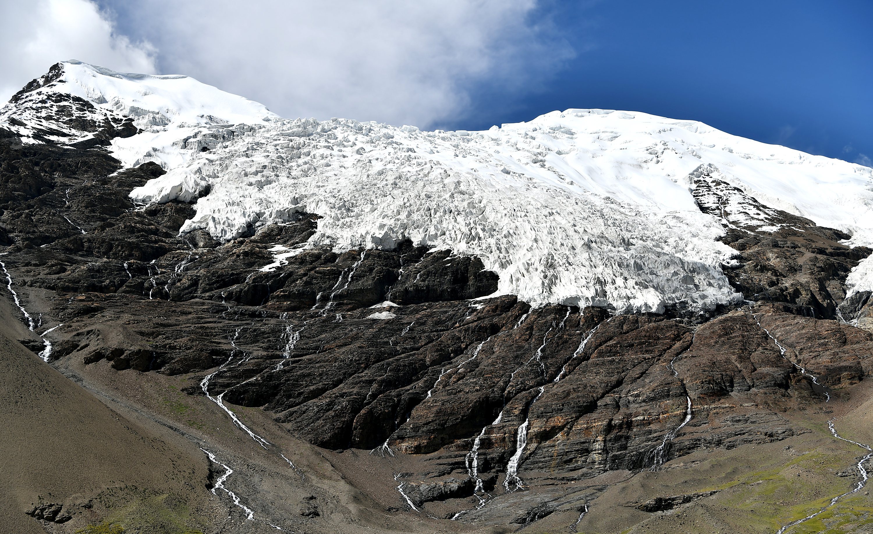 公路边的卡若拉冰川