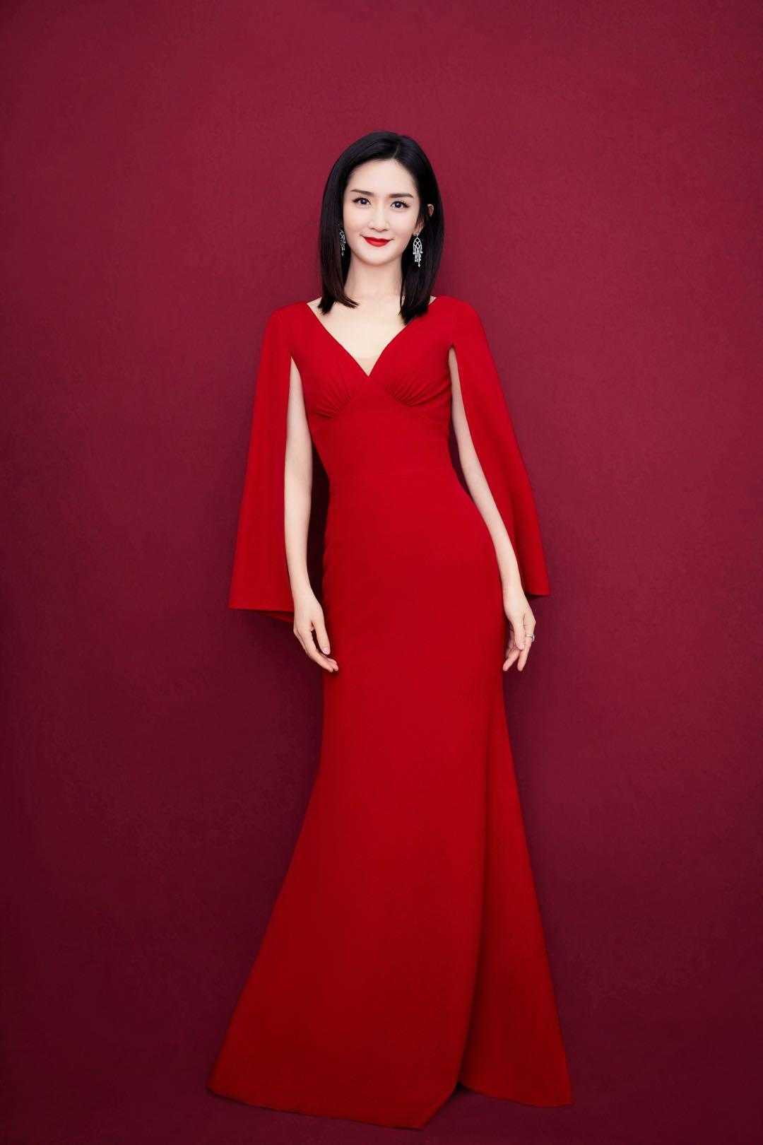 著名主持人谢娜真会穿!一袭红色深v连衣裙霸气张扬,太有女王范