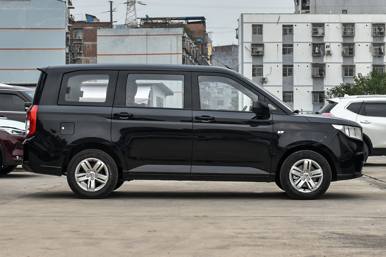 2019款五菱宏光plus 1.5t 手动舒适型7座