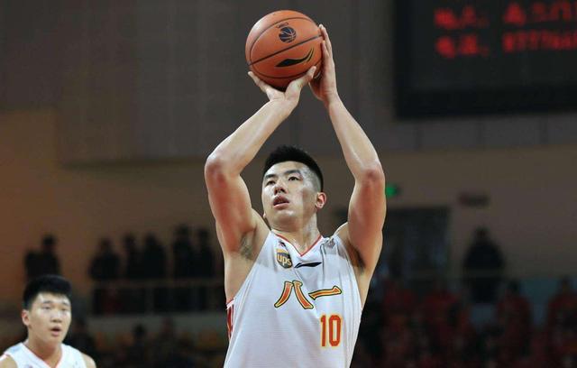 邹雨宸是八一队的篮球天才,却因伤远离赛场