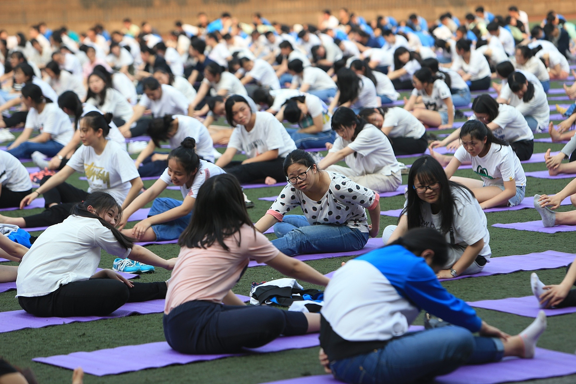 老师偷拍学生练瑜伽发群里# 近日,北京语言大学的一名男性老师在女