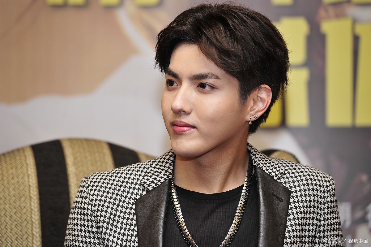 一表人才,被众多粉丝追捧,甚至成为许多女孩心目中偶像或男神的吴亦凡