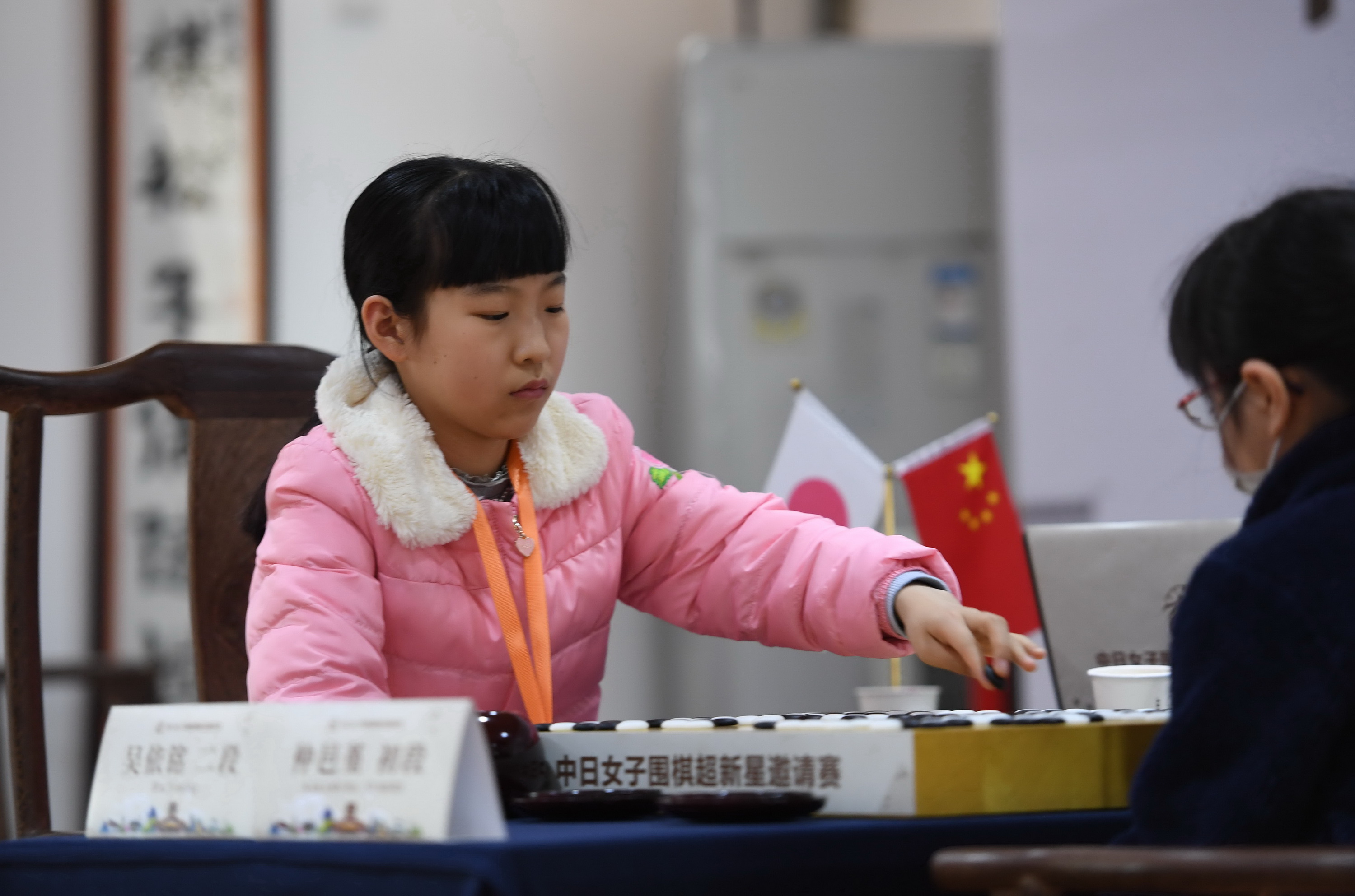 围棋天才少女吴依铭图片