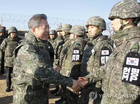 文在寅视察韩军后,媒体惊现装裱精良的所谓李承晚题写汉字,然而却是假