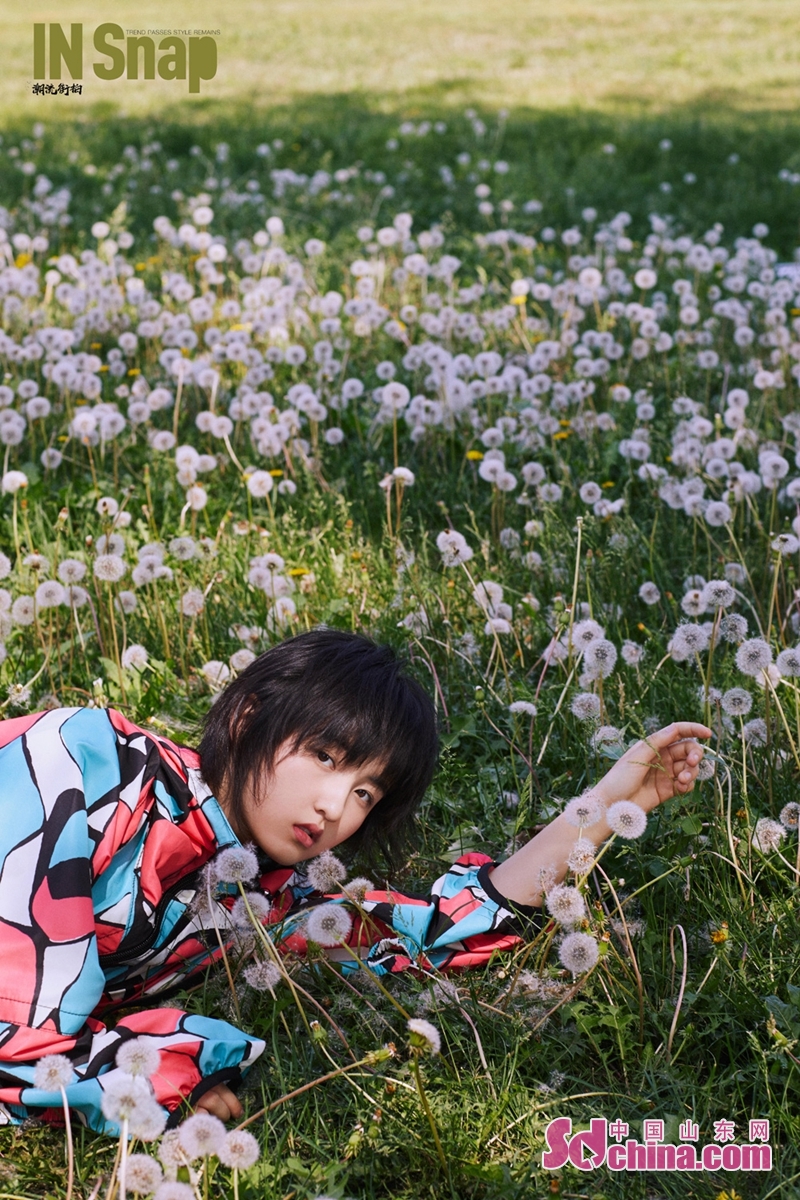 张子枫杂志新封面被网友调侃"忧郁的拖把"