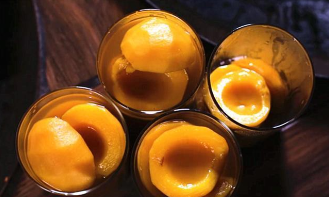 李子柒首次尝试用黄桃做烤排骨,自称黑暗料理,结果吃到停不下来