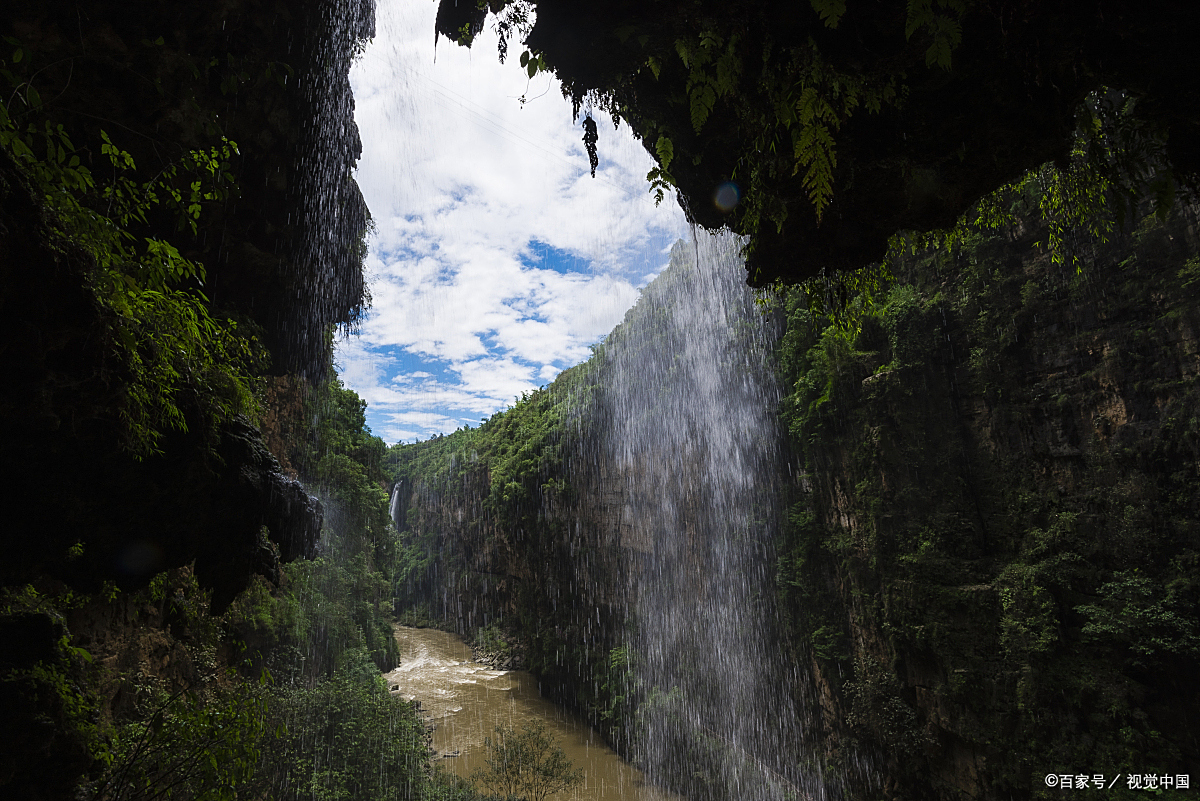 贵州省威宁县金钟镇老熊洞的吊水岩瀑布,正值雨季,水量很大