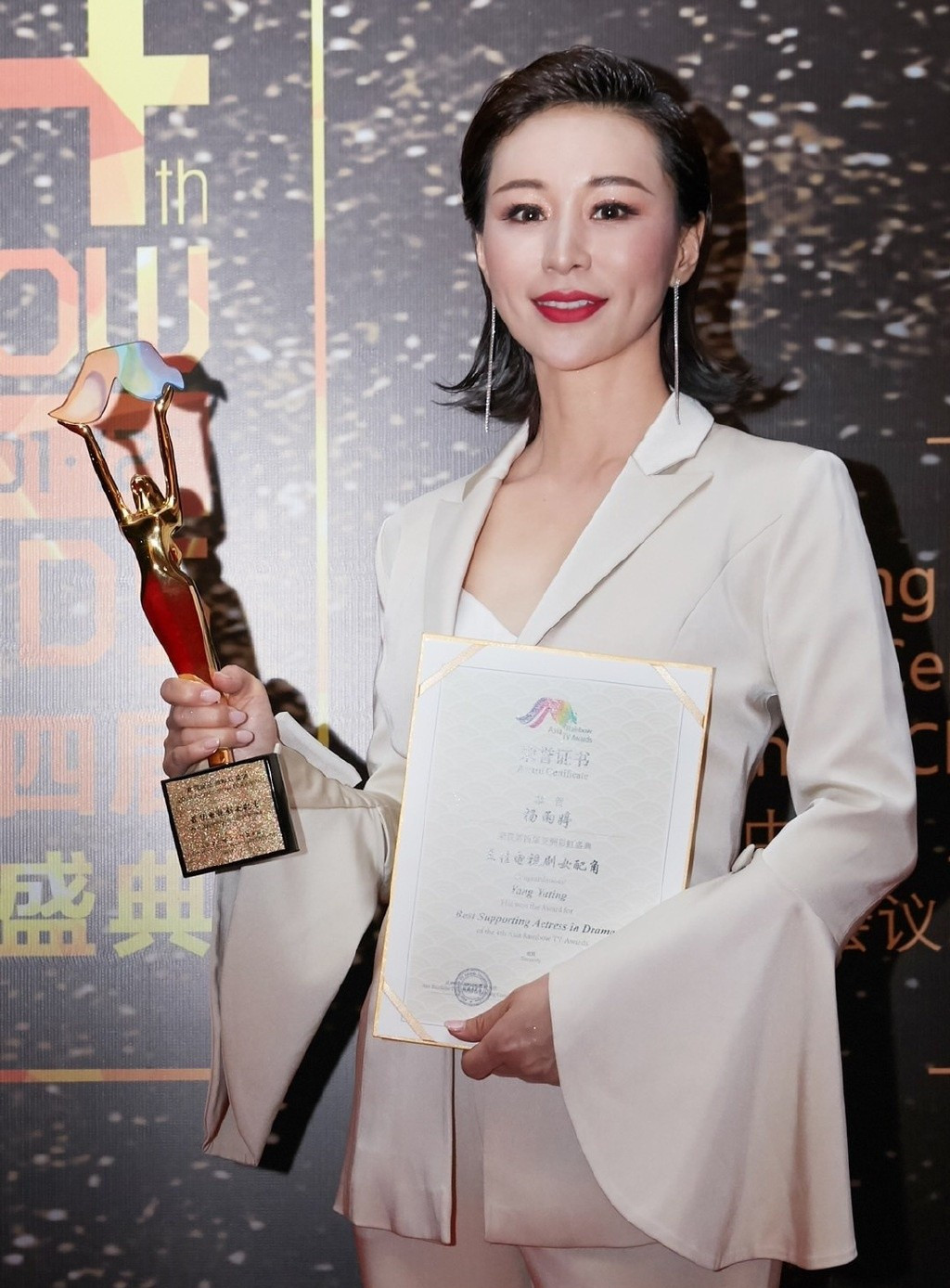 河南70后女演员,身材美好,笑容温暖,顾盼之间尽显优雅迷人魅力