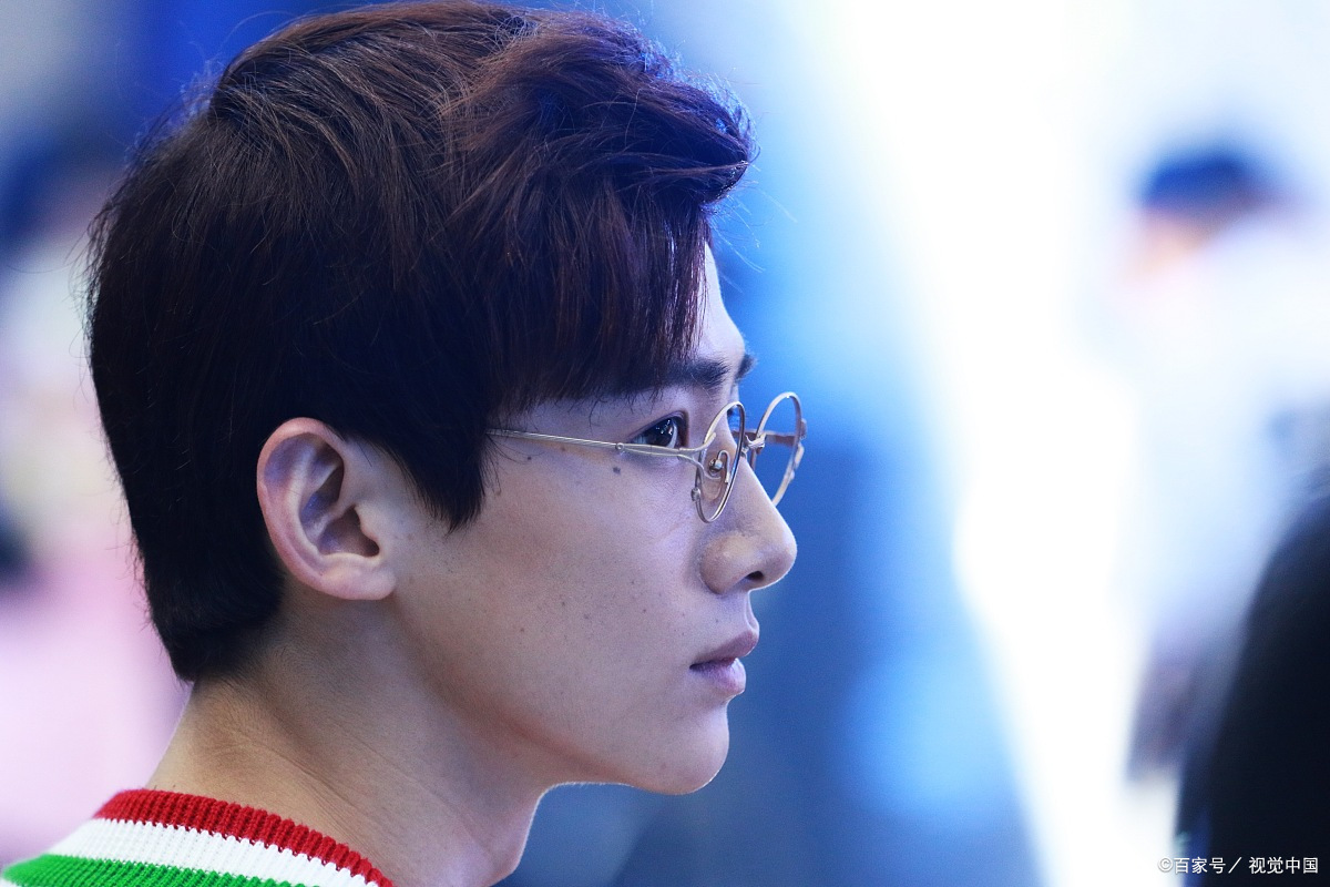 白敬亭是一位出生于北京的满族演员,出生于1993年10月15日.