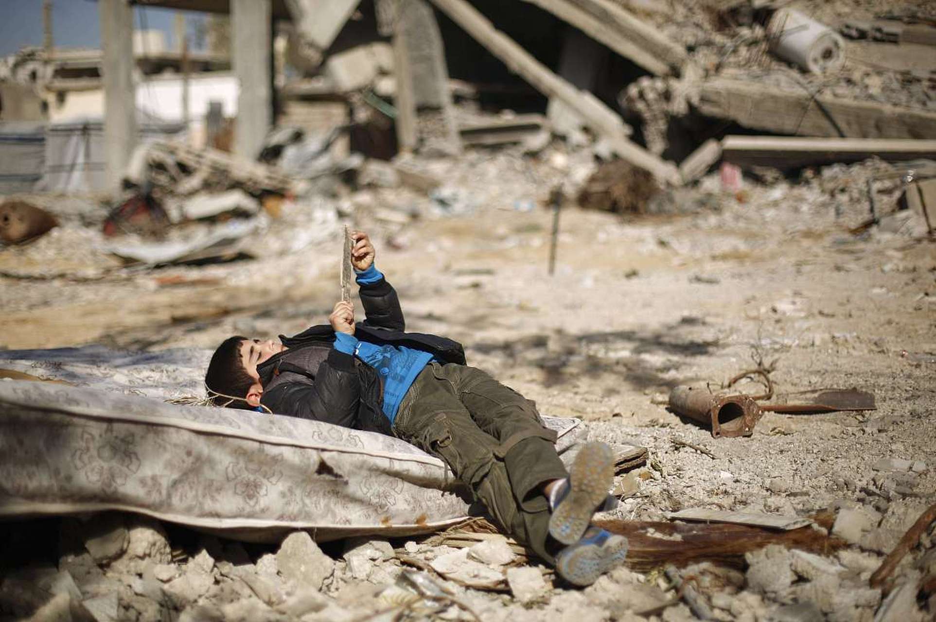 了一个让人痛心的消息:加沙遭到了以军的轰炸,孩子们在废墟中翻找粮食