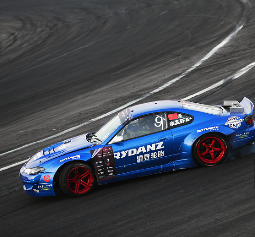 感受汽车极限漂移的魅力瞬间,惊险与技术并存