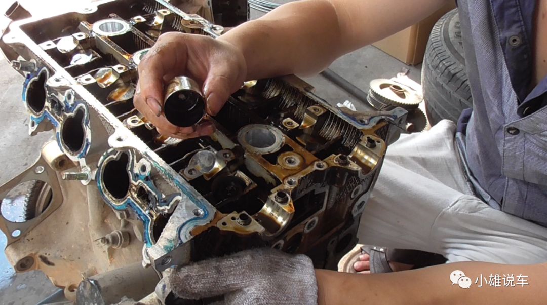 发动机缸盖上的气门顶柱有什么作用?很多老司机也不一定懂