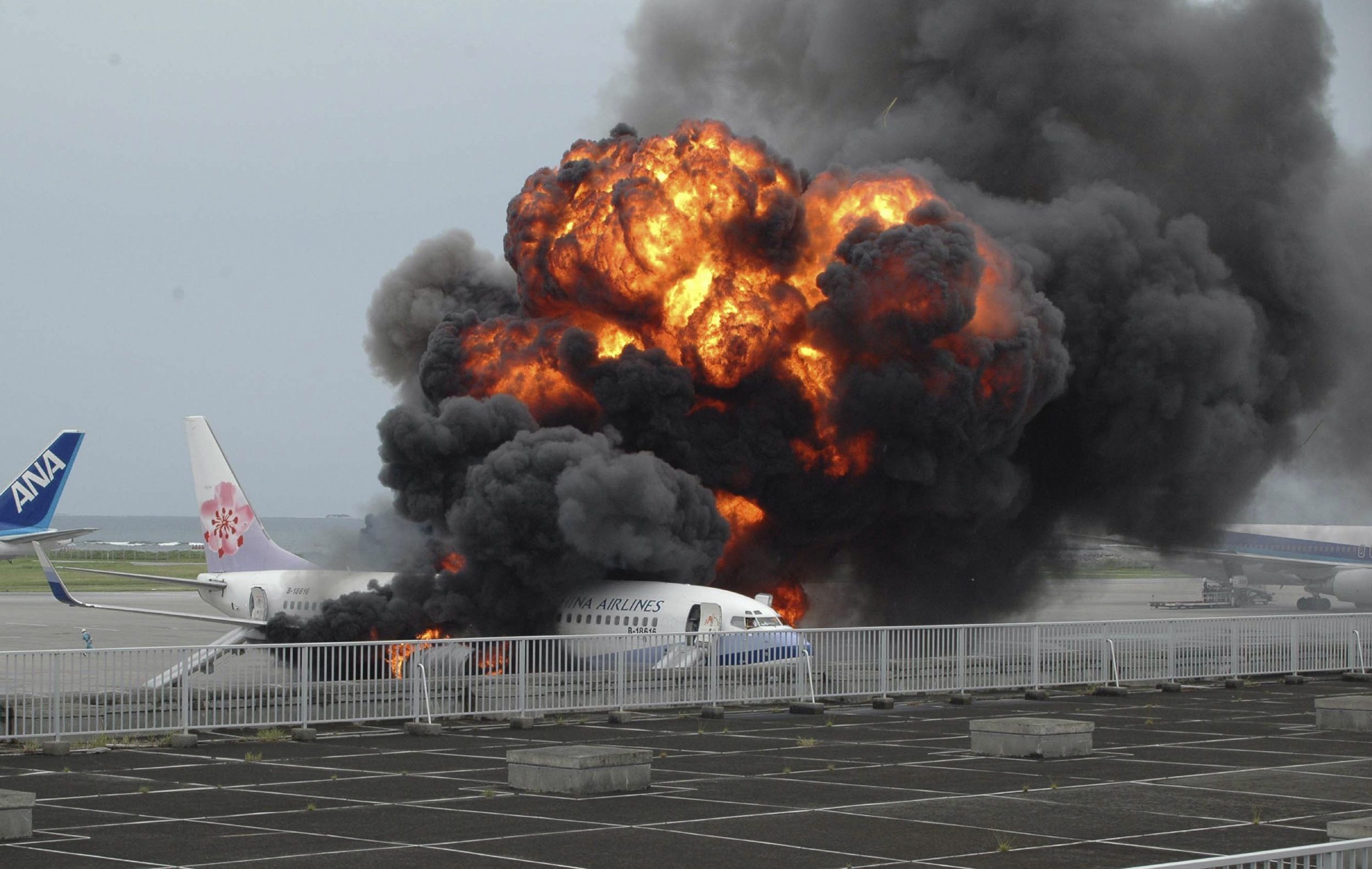 伊朗遭800枚导弹轮番轰炸,200个军事目标被毁,该国:不服还炸