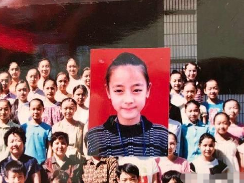 迪丽热巴小学照片泄露,有图有真相,网友:一出生就整容?