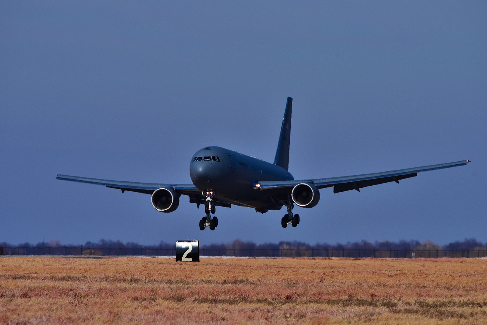 美国空军一口气接收2架kc46a加油机