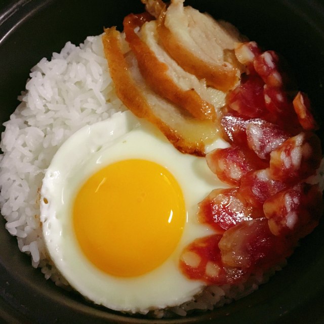 腊肠烧鸭双拼煲仔饭,调料汁渗透进晶莹透明的米饭中,味道太香了