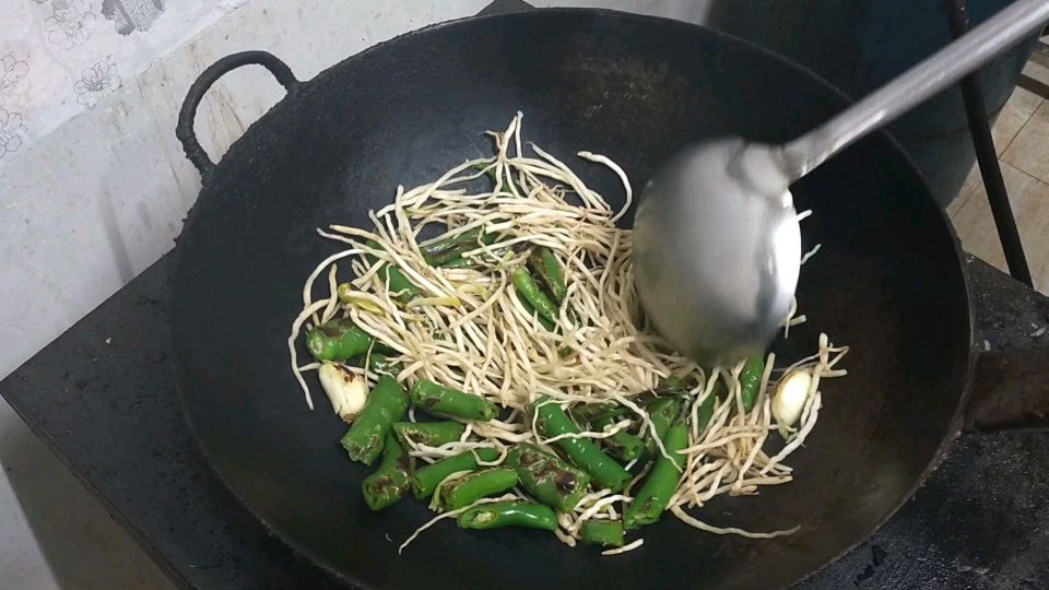 一把撇菜根几根辣椒,做好比大鱼大肉好吃,一锅饭不够吃