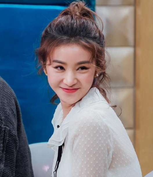 其次是超强的综艺感,大方的承认自己整容让主持人都