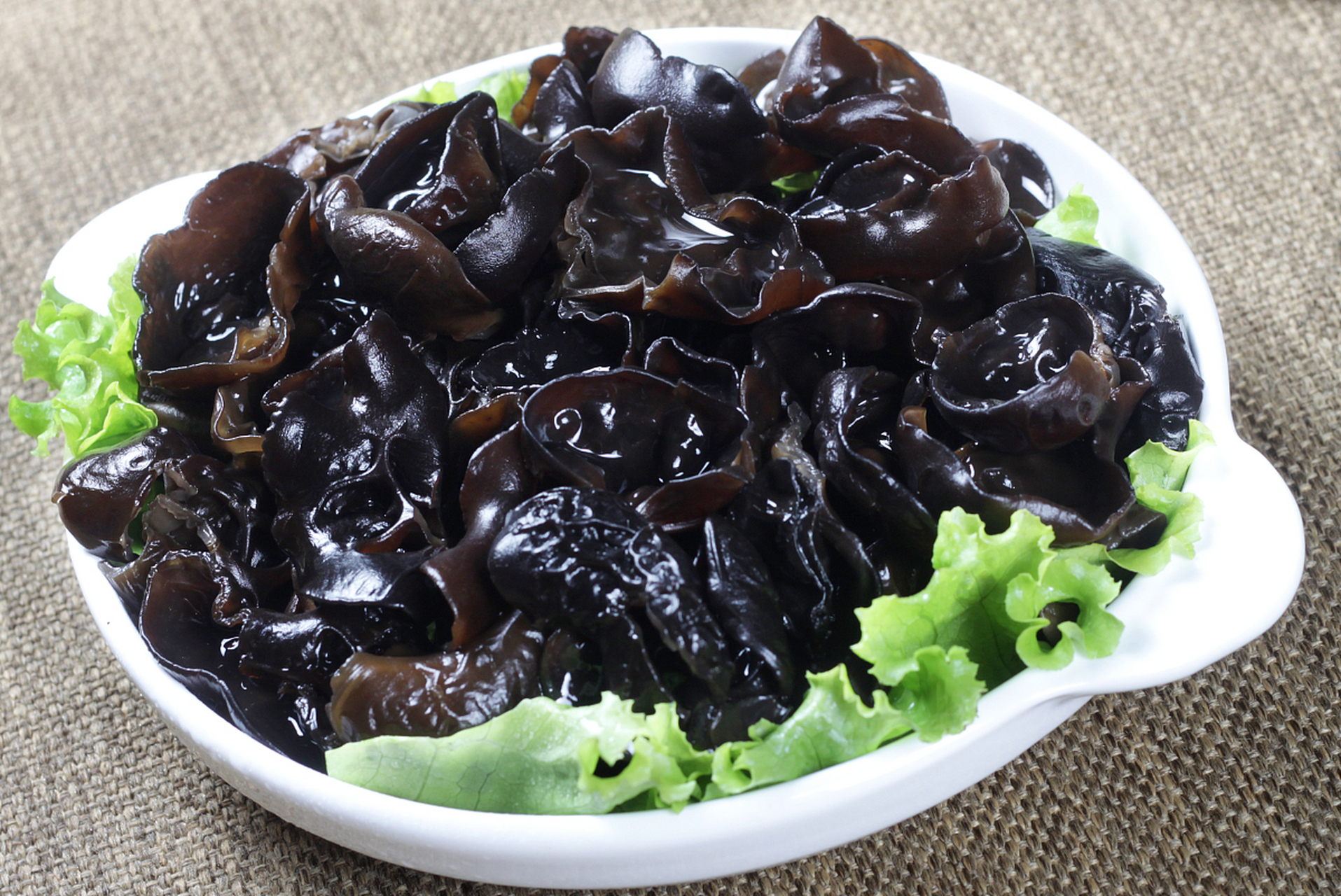 重视食品安全,预防食物中毒.[原文:木耳怎么焯水不中毒]