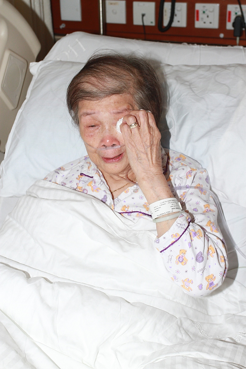 病房里住着一个老太太,4个孩子,这次住院是因为心肌梗死和脑梗死,80多