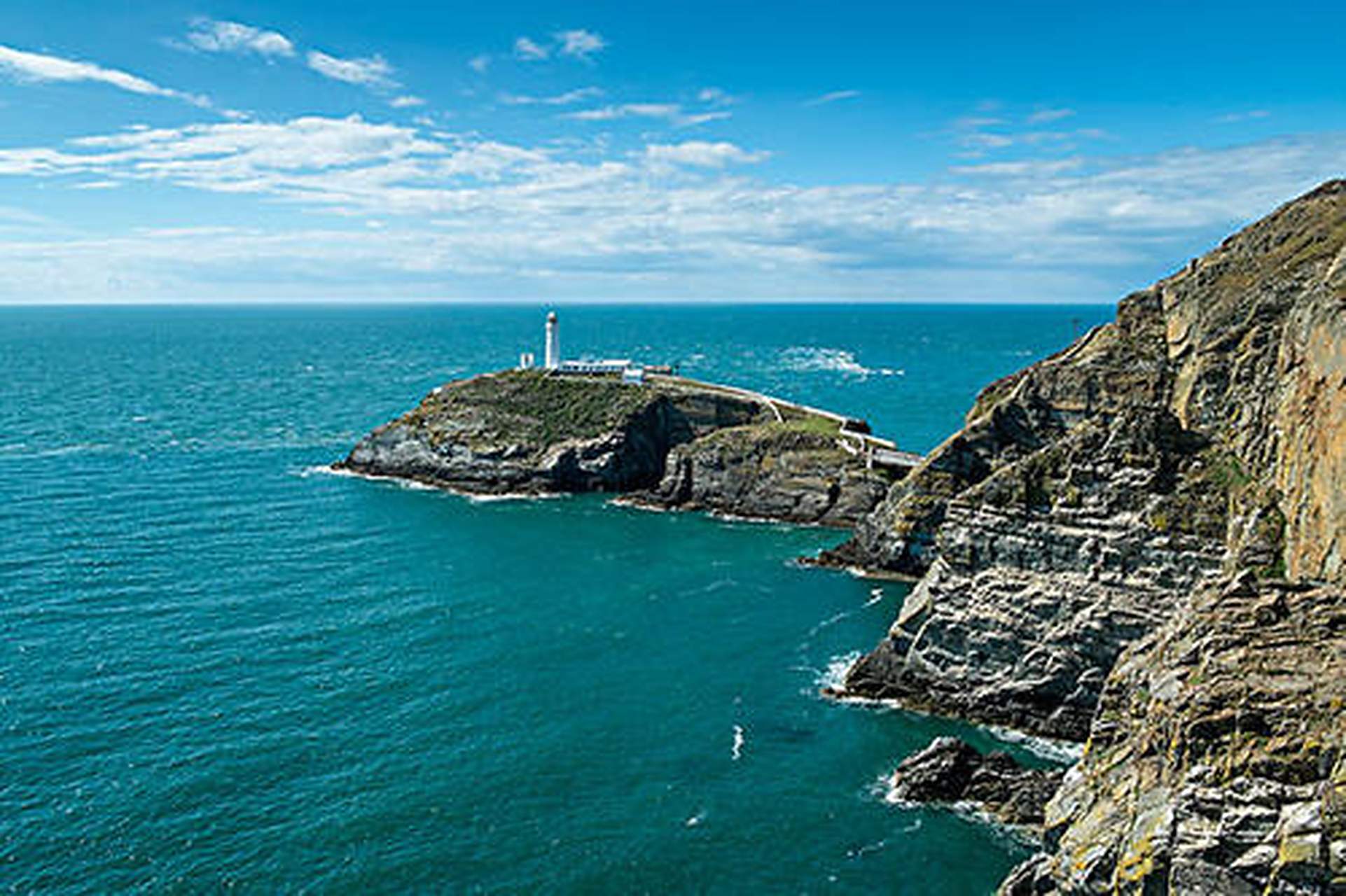 七夕旅行地图#安格尔西岛圣岛:位于安格尔西岛西北部的海水对面,实汉