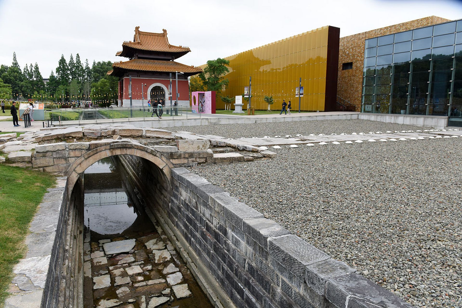 南京中华门外的大报恩寺遗址公园,面积约200亩,是aaaa级全国重点文物