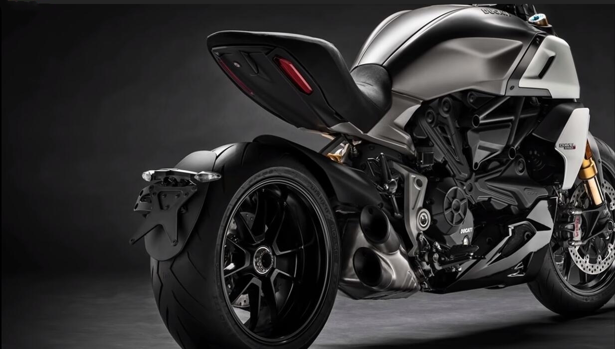 2019新款杜卡迪大魔鬼 diavel 1260 崭露非传统重型