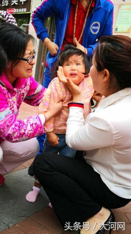 赞!郑州女护士街头急救窒息女童 一年前曾救路边晕倒男孩