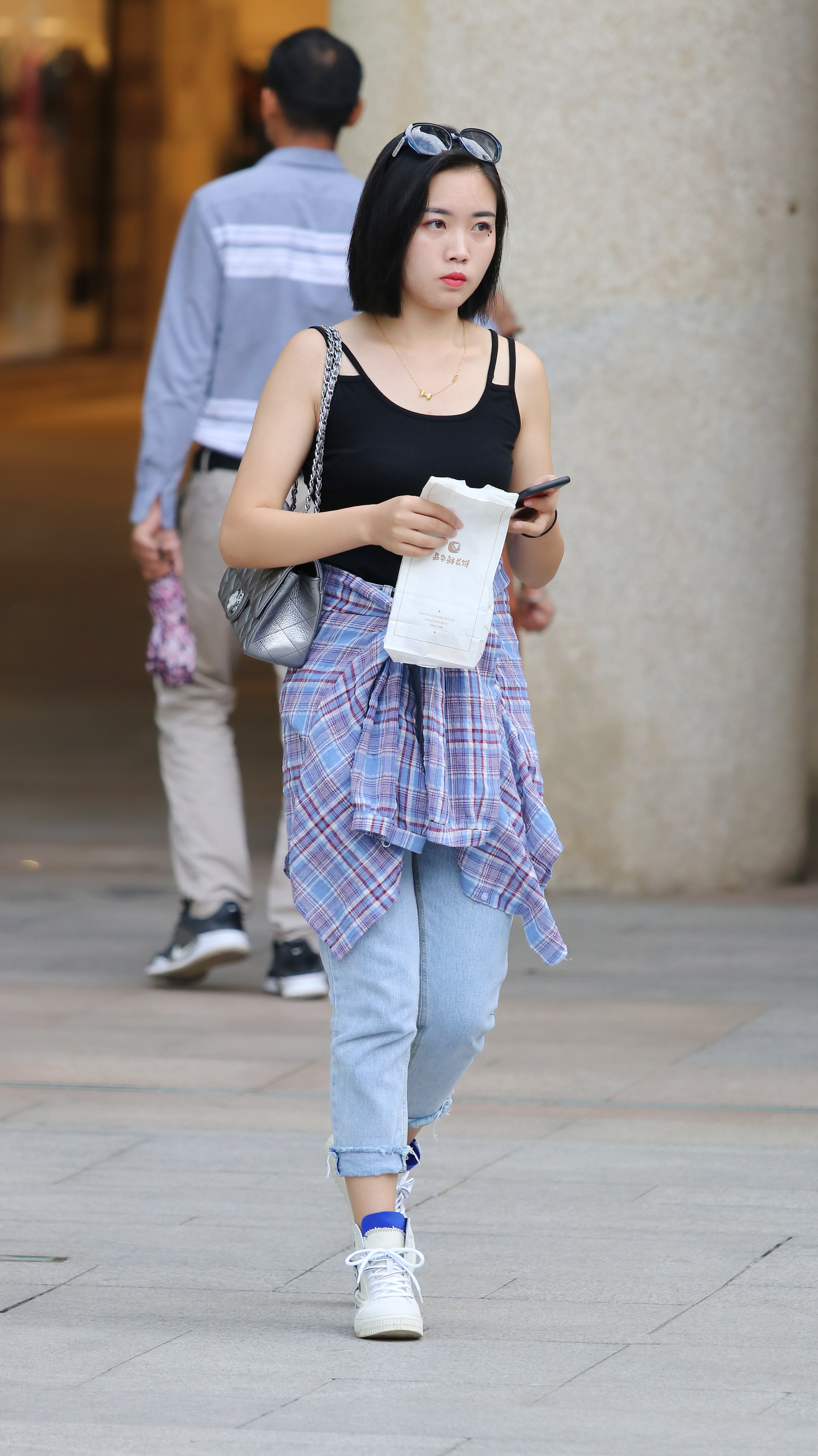 街拍:吊带t恤搭牛仔裤,腰间系着衬衫,太阳镜卡在头上个性十足