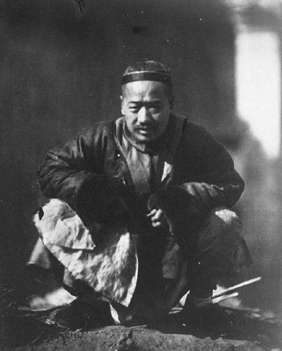 晚清罕见老照片:小女孩也要缠足,最后一张是贝勒爷的真实模样!