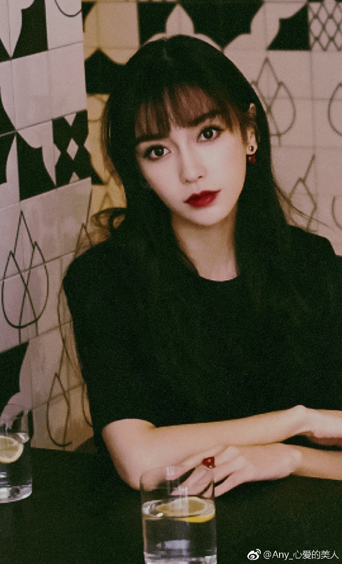 angelababy:身穿白色无袖连衣裙,身姿妙曼,楚楚动人!