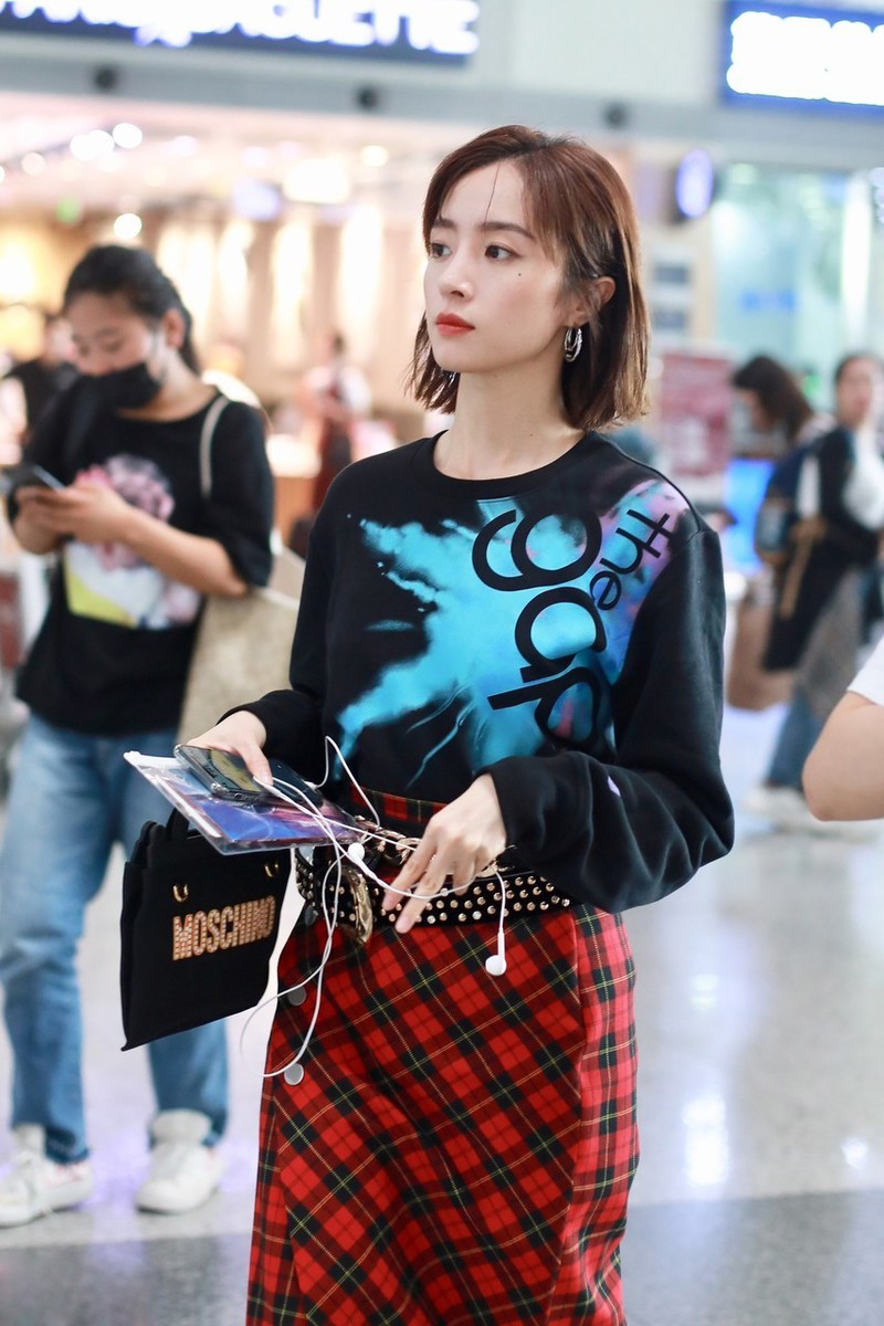 胡冰卿浓妆不艳俗,胯大腰细身材好