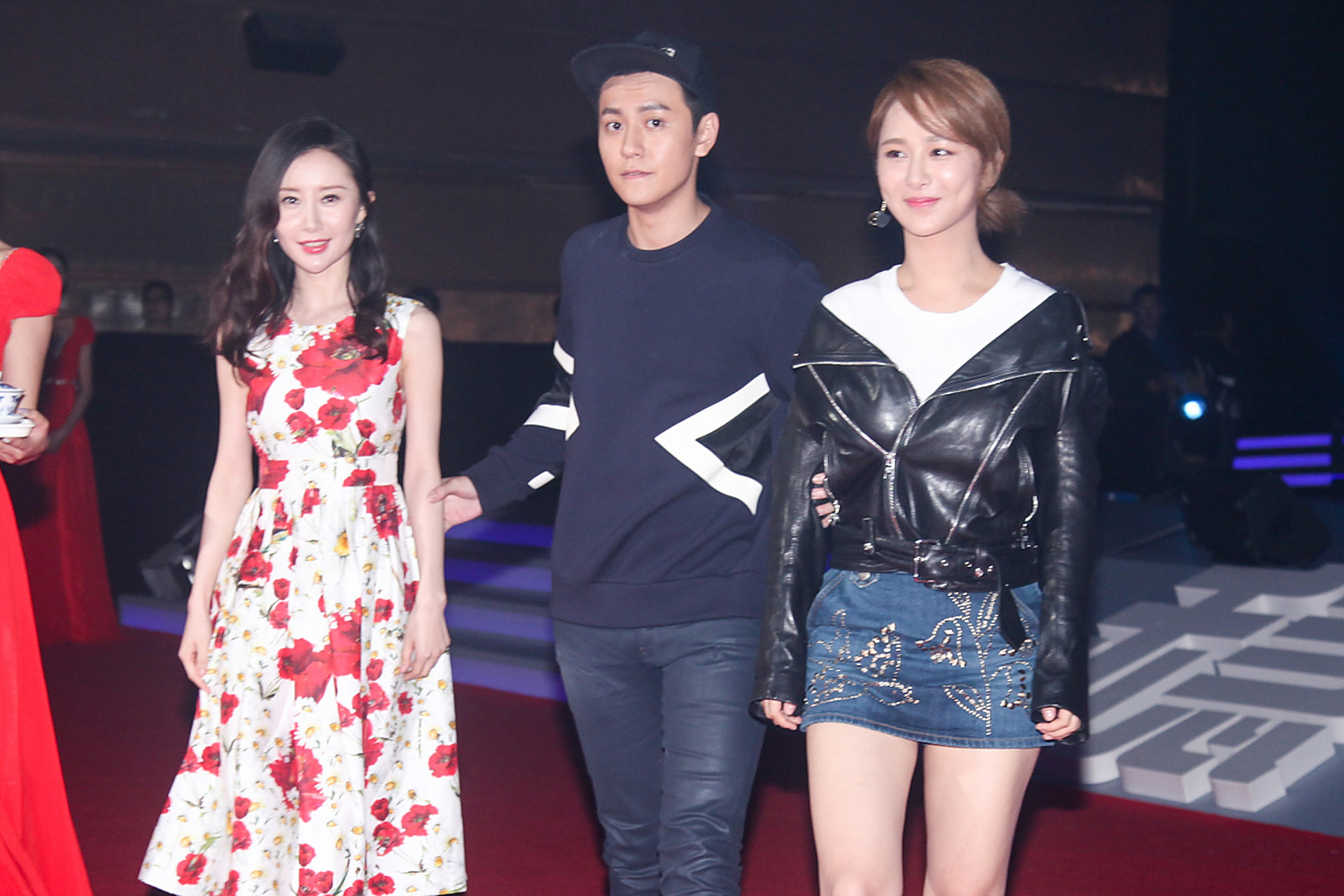 8月7日,有狗仔拍到杨紫前男友秦俊杰现身某餐厅聚餐,聚餐后秦俊杰将