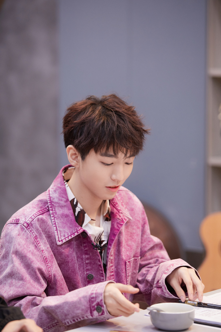 tfboys-王俊凯真帅气,穿香芋紫牛仔外套,头发烫染利落,真的长大了!