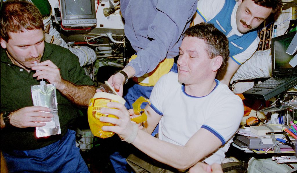 太空壁纸宇航员喝酒图片