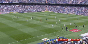 皇马动情一幕:11冠英雄跪地祈祷 催泪挥别!万人集体膜拜